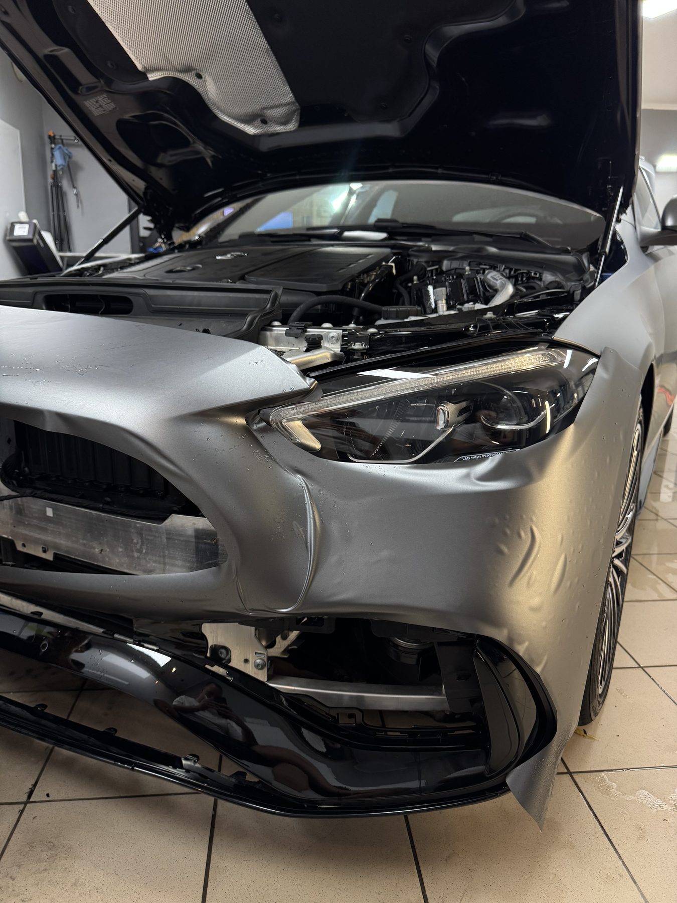 Przedni zderzak Mercedesa oklejany satynową folią