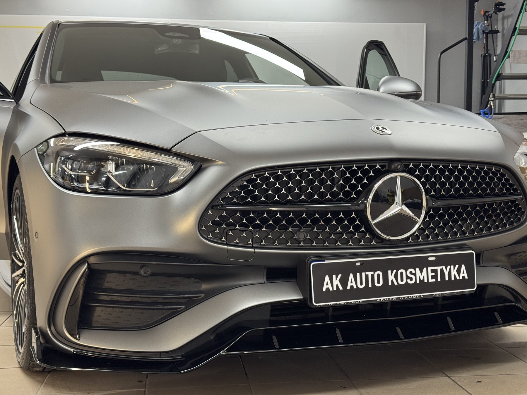 Front Mercedesa po zmianie koloru na satynowe srebro