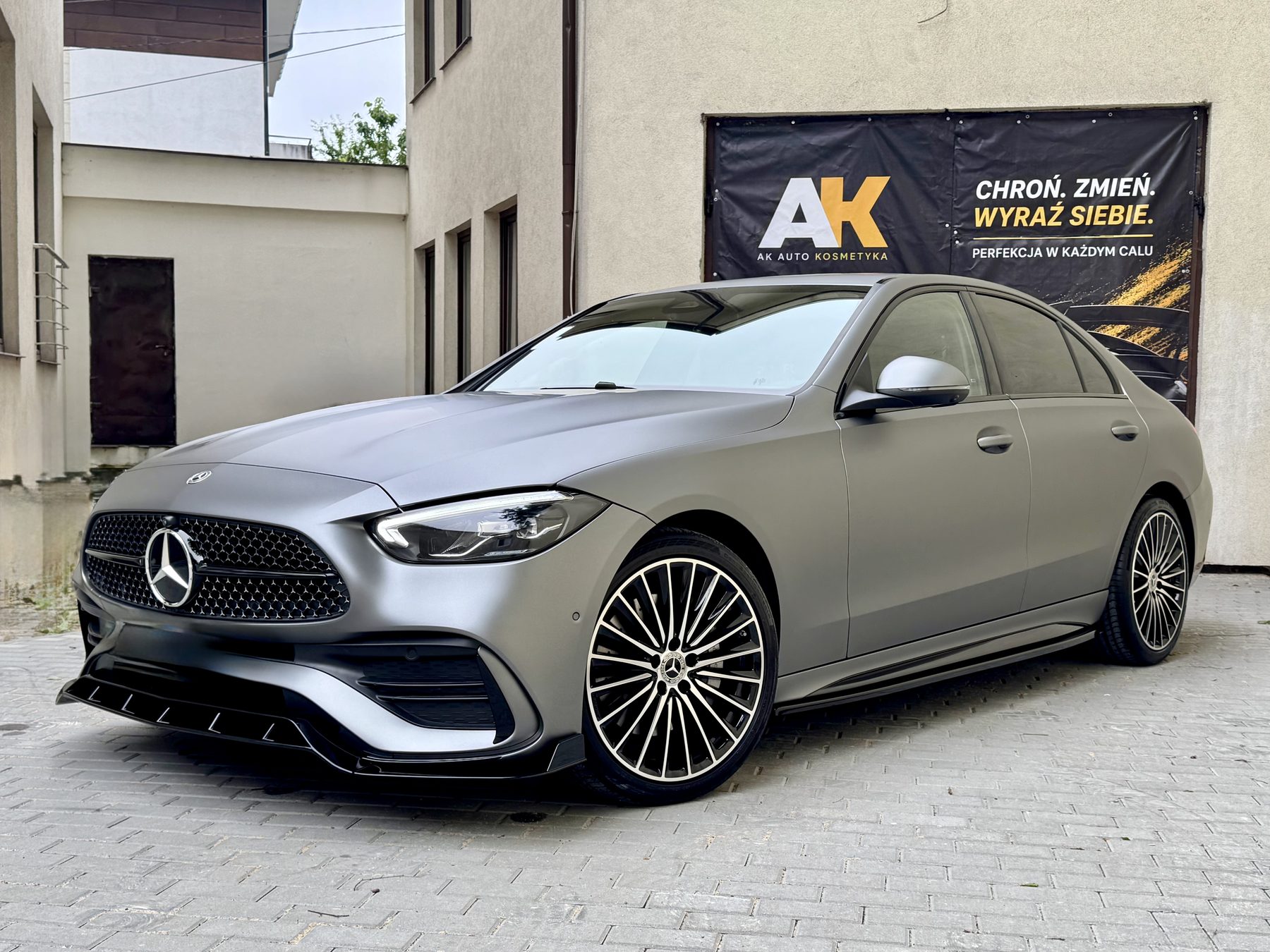 Mercedes po pełnej zmianie koloru sfotografowany po realizacji