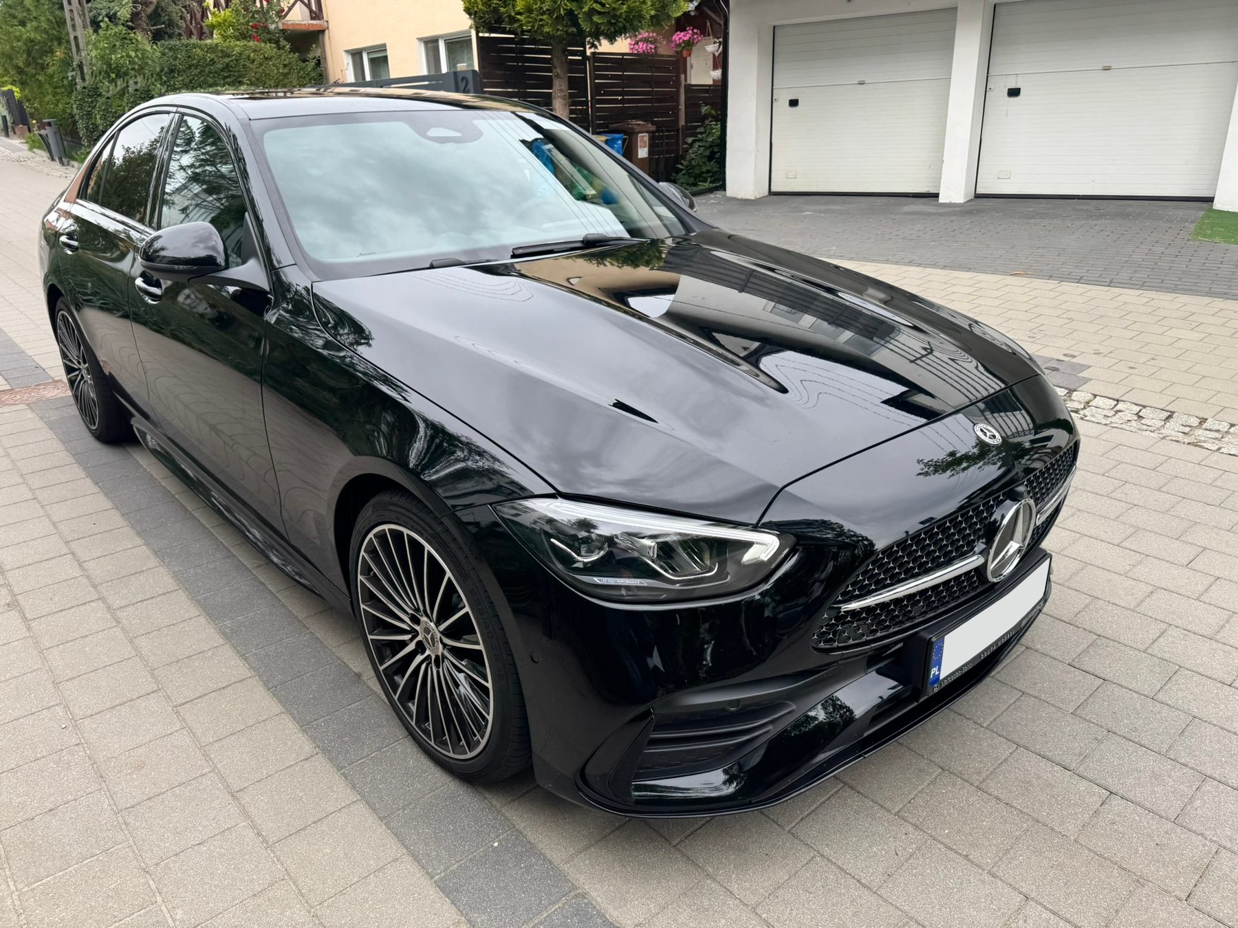 Mercedes przed zmianą koloru w czarnym lakierze
